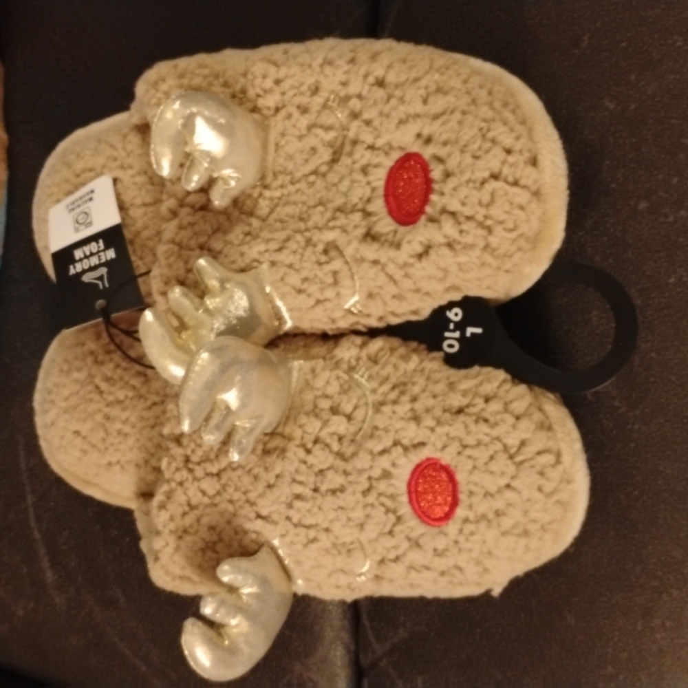 New Rudolph the red nosed reindeer throw, plush and slippers bundle - Picture 4 of 5